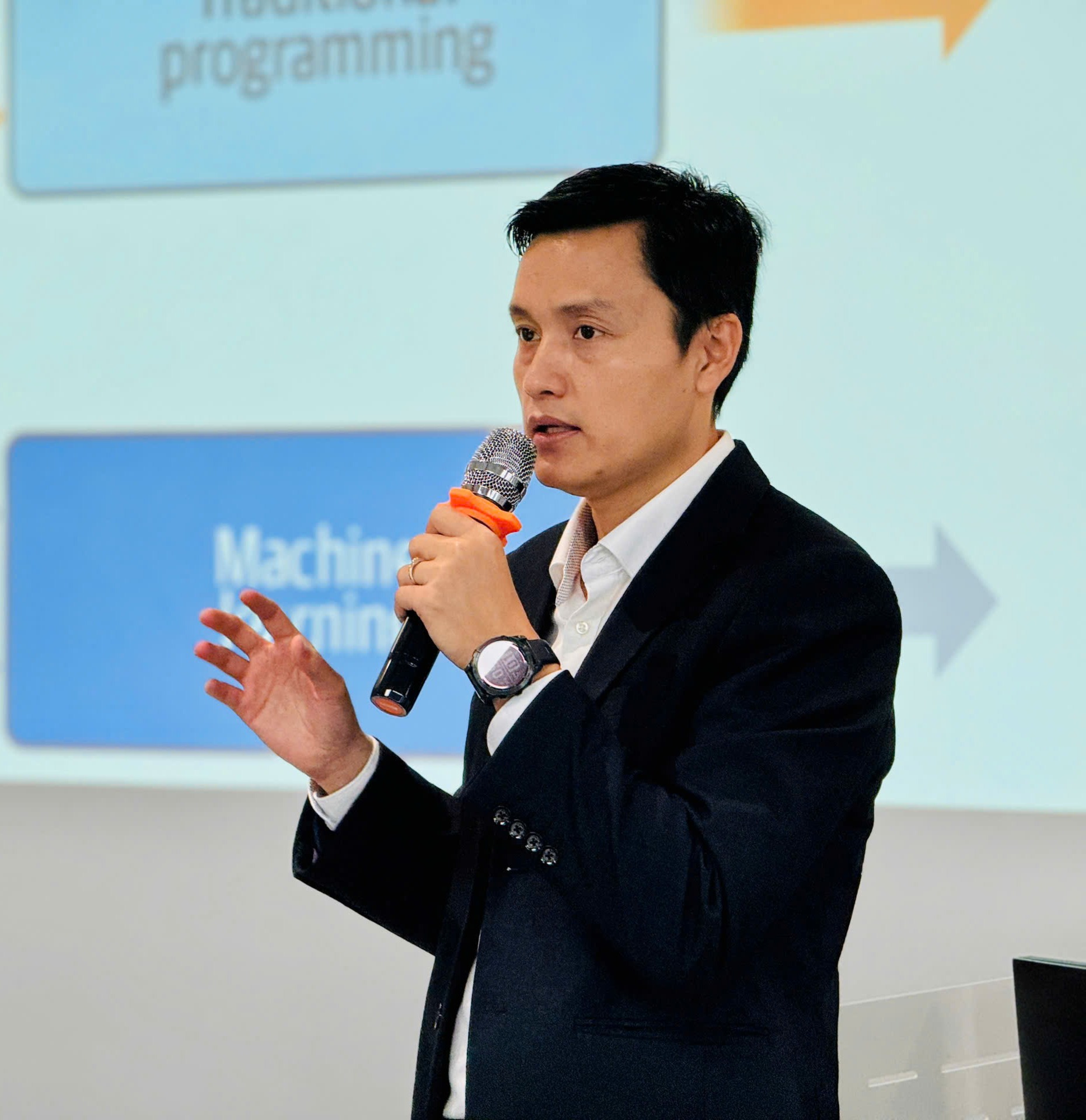 Trainer hướng dẫn học viên